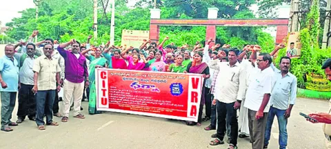 వీఆర్‌ఏల సమస్యలు పరిష్కరించాలి 
