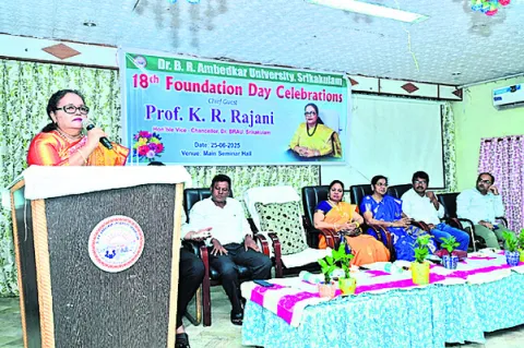సమష్టి కృషితోనే వర్సిటీ అభివృద్ధి 
