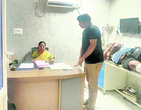 గోదావరిఖనిలో డీఎంహెచ్‌వో ఆకస్మిక తనిఖీలు 