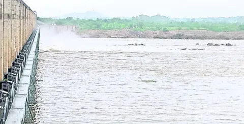 జూరాలకు పెరిగిన వరద ఉధృతి 