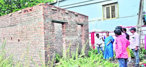 ‘శానిటరీ కాంప్లెక్స్‌’  పూర్తి చేయాలి