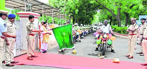 ట్రాఫిక్‌ పీఎస్‌లకు అత్యాధునిక ద్విచక్ర వాహనాలు