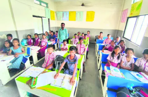 ఒకే ఉపాధ్యాయుడు.. 90 మంది విద్యార్థులు
