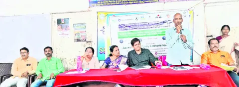 మహిళలు పారిశ్రామికవేత్తలుగా ఎదగాలి