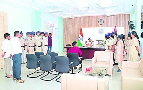 నిబద్ధతతో పనిచేస్తే రివార్డులు