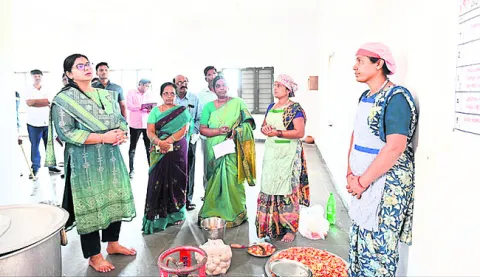 ‘ప్రైవేట్‌’కు దీటుగా విద్యనందించాలి 