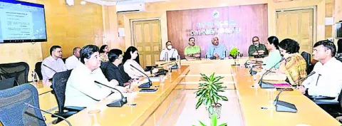 ప్రజల వద్దకు అధికారులు
