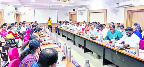 అధికారుల తీరుపై ప్రజాప్రతినిధుల ధ్వజం
