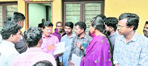 సొంత మండలాలకుబదిలీ చేయాలని వినతి
