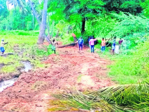 కూటమి నేతల దౌర్జన్యం