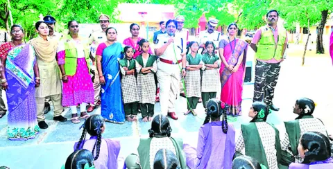 సోషల్‌ మీడియా మాయలో పడొద్దు 