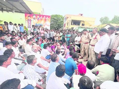 రెండోరోజూ బాధితుల ఆందోళన