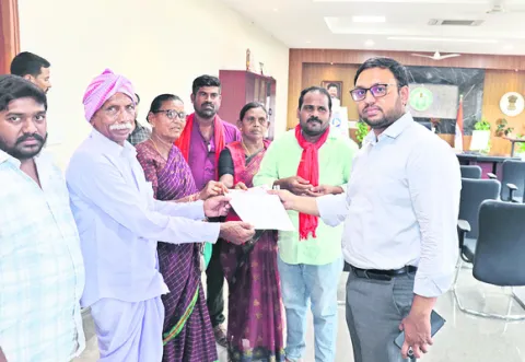ఇందిరమ్మ ఇళ్లు మంజూరు చేయాలి