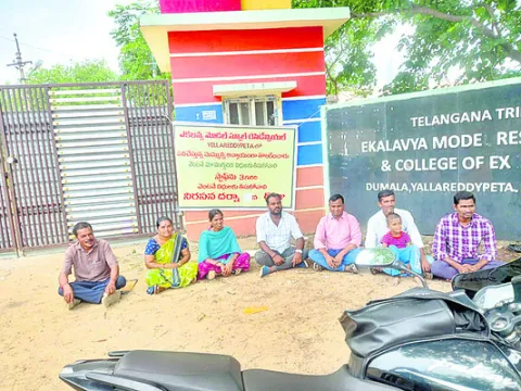 మళ్లీ రోడ్డెక్కిన ఔట్‌సోర్సింగ్‌ సిబ్బంది