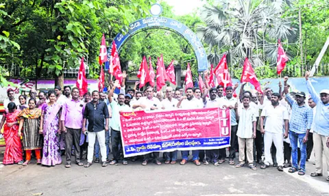 కలెక్టరేట్‌ను ముట్టడించిన వీఆర్‌ఏలు 