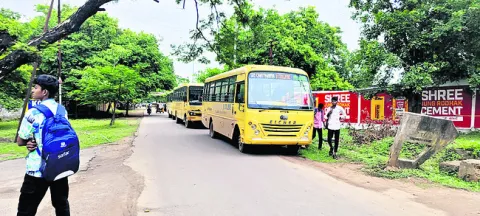 ఫిట్‌నెస్‌లేని మూడు బస్సులు సీజ్‌
