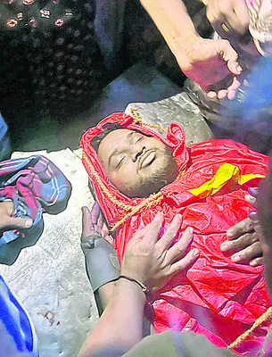 రోడ్డు ప్రమాదంలో యువకుడి మృతి 