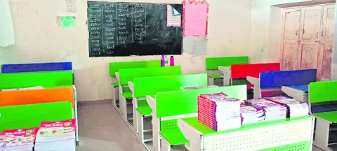 బడికి రాకుండా నిరసన 