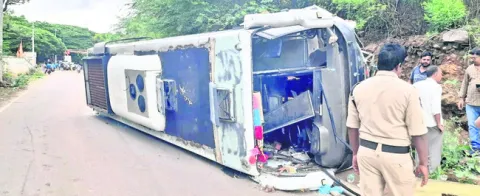 ప్రైవేట్‌ ట్రావెల్స్‌ బస్సు బోల్తా 