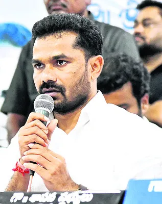 అధికారుల తీరు సరికాదు 