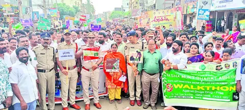 మాదక ద్రవ్యాలకు దూరంగా ఉండాలి 