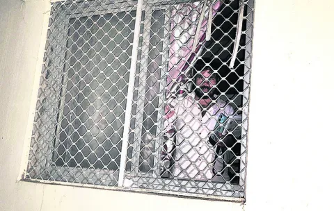 సిబ్బందిని లోపలే ఉంచి కార్యాలయ గదికి తాళం
