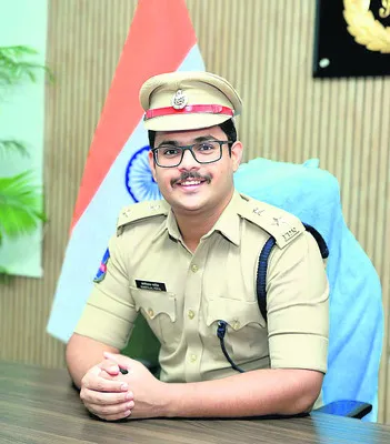 మానవ అక్రమ రవాణా కేసులో కానిస్టేబుల్‌ డిస్మిస్‌