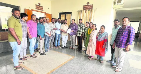 ఇందిరమ్మ ఇళ్లపై నివేదిక అందజేత