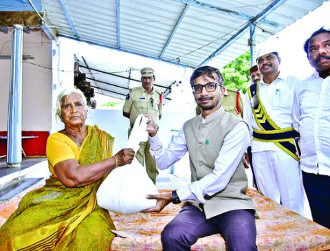వృద్ధులకు  ఇంటి వద్దే రేషన్‌ పంపిణీ 
