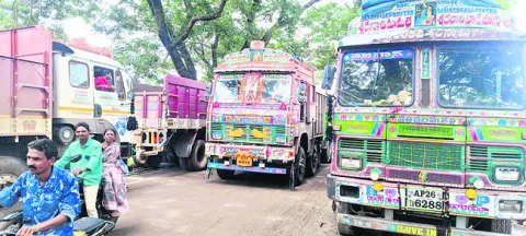 ఇసుక లారీలతో ట్రాఫిక్‌ చిక్కులు