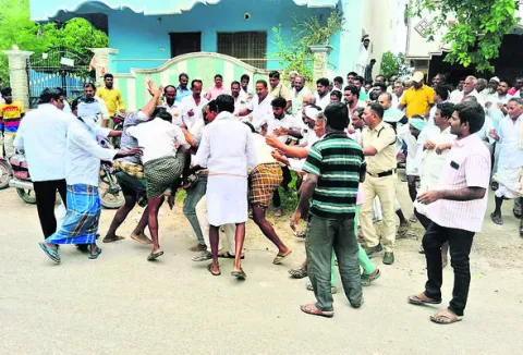 తెలుగు తమ్ముళ్ల తన్నులాట