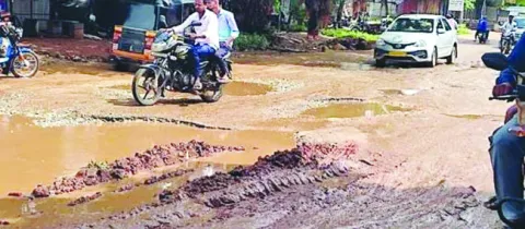 ఆ రోడ్డులో ప్రయాణం.. నరకప్రాయం 