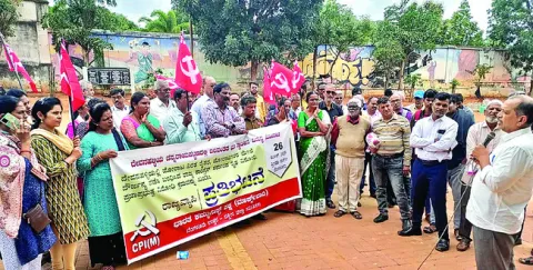 భూముల రక్షణకు రైతుల దండయాత్ర 