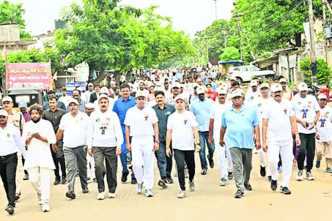 ‘మత్తు’ నివారణలో తల్లిదండ్రుల పాత్ర కీలకం