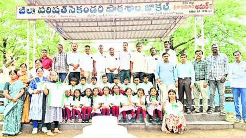 విద్యార్థులకు టీషర్టుల పంపిణీ