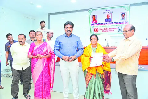 జిల్లాలో రెడ్‌క్రాస్‌ సేవలు విస్తరింపజేయాలి 
