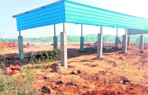 కమీషన్లకు కక్కుర్తిపడి 
