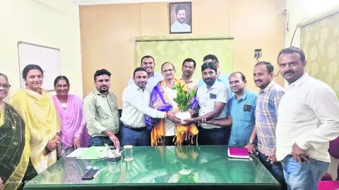 జిల్లా పశుసంవర్థక, పశు వైద్యాధికారిగా పురంధర్‌