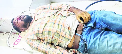 రోడ్డు ప్రమాదంలో       సీనియర్‌ అసిస్టెంట్‌ మృతి
