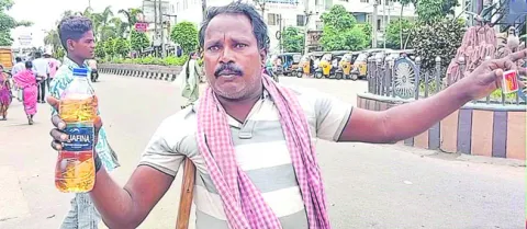 ఇళ్లు కూలగొట్టి రోడ్డున పడేశారు 