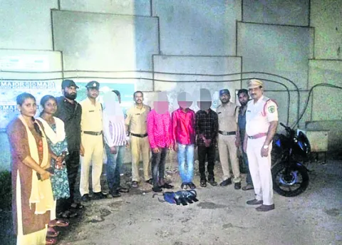 లిక్విడ్‌ గంజాయి పట్టివేత 