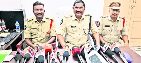 అమ్మను తిట్టాడని... కర్రతో కొట్టి చంపేశాడు!