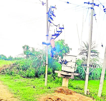 అసిస్టెంట్‌ లైన్‌మెన్‌కు విద్యుత్‌ షాక్‌
