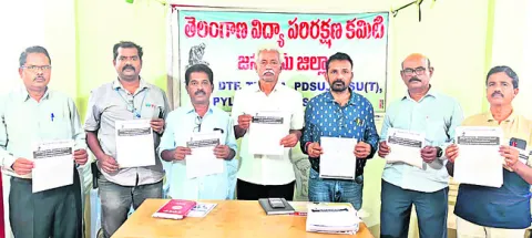 ప్రభుత్వం విద్యా విధ్వంస  విధానాలను మానుకోవాలి
