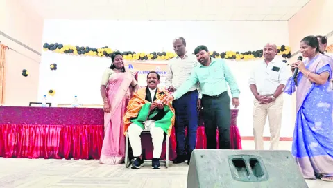 రాజ్యాంగంపై అవగాహన పెంచుకోవాలి