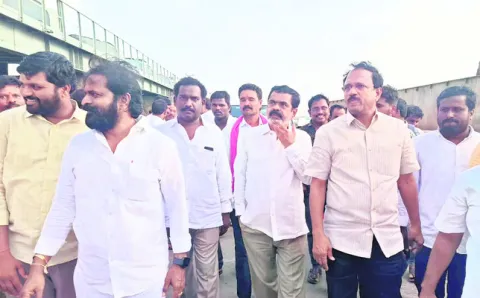 ప్రాజెక్టుల నిర్వహణపై అవగాహన లేని ప్రభుత్వం 