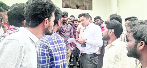గ్రామ సర్వేయర్ల సమస్యలు పరిష్కరించాలి