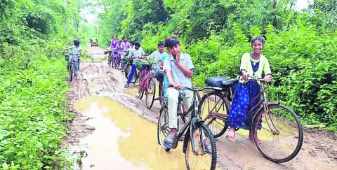  రోడ్డు ఇలా.. బడికెళ్లేదెలా? 