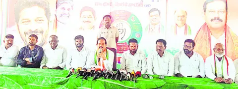 ఇందిరమ్మ ఇళ్లకు  డబ్బులడిగితే కేసులు