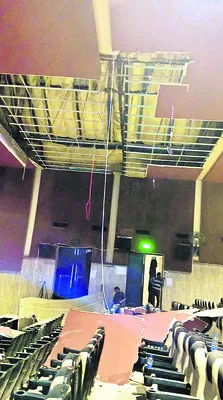 ప్రేక్షకులపై ఊడి పడిన సీలింగ్‌ 
